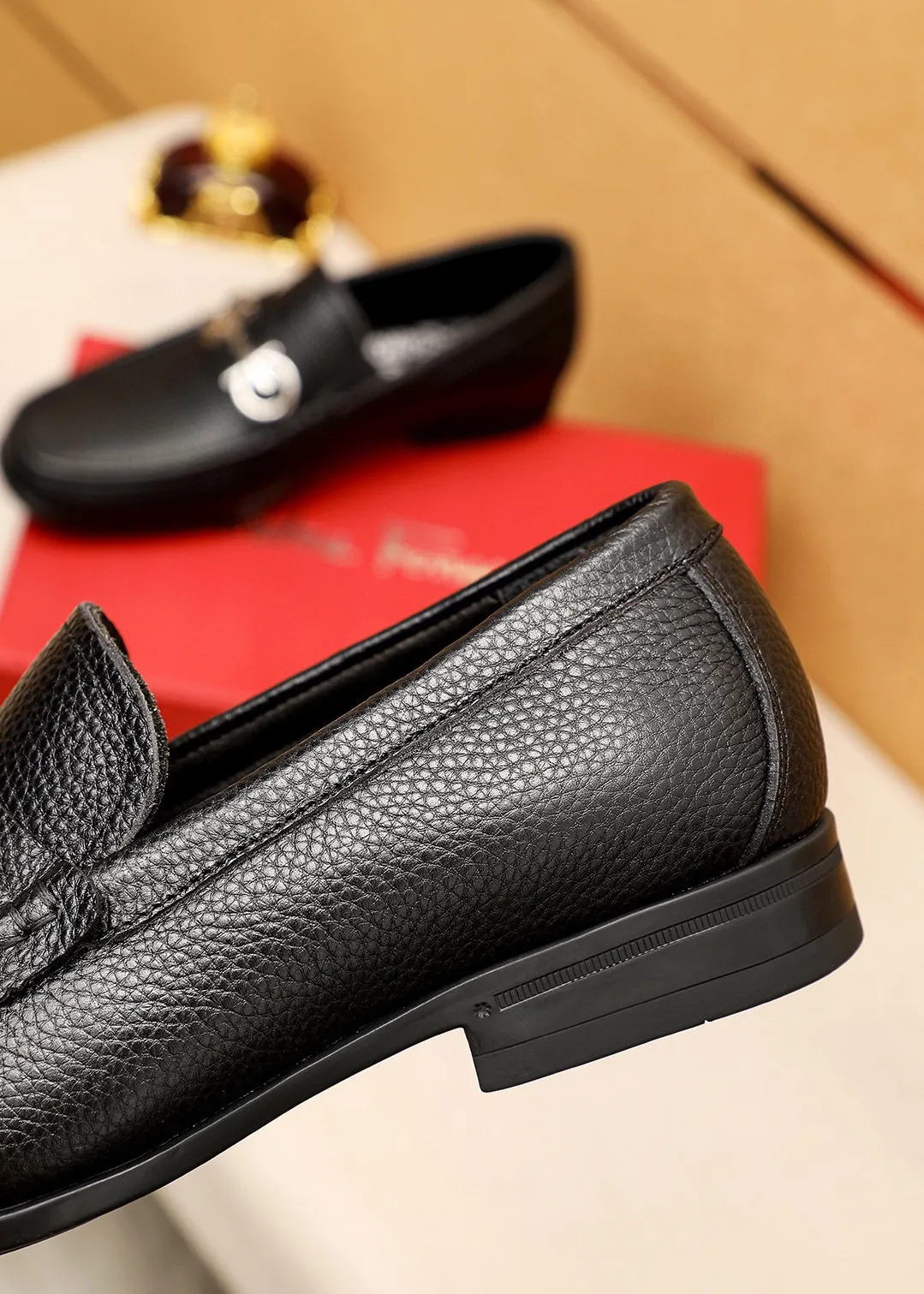 Men's shoes 💰480 💐 Product trademark: Ferragamo "Ferragamo" casual leather shoes Regular size: 38-44 (45🉑️customized) Product materials: Selected imported first-layer pebbled cowhide leather upper + luxury hardware buckle, imported water-dyed cowhide leather lining. Strong three-dimensional visual effect, original outsole color: 4⃣️seed leather materials available